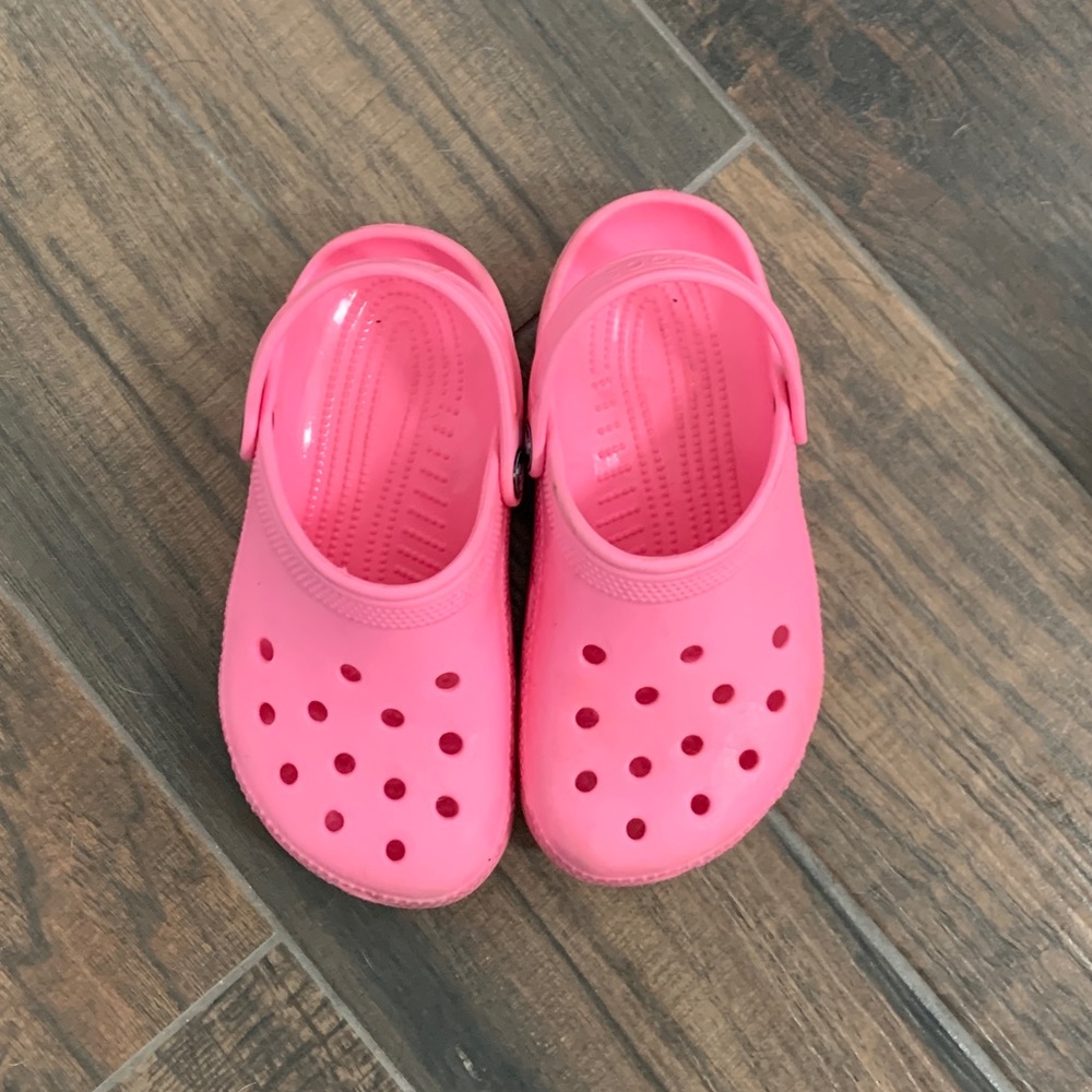 Pink girl crocs 🐊